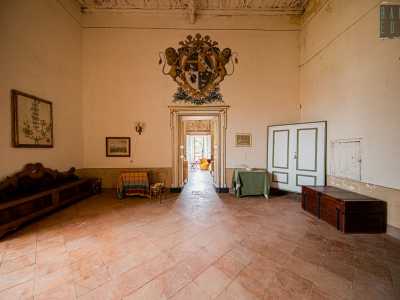 Davanti a noi si dischiude una stanza dai toni color tortora, dove a dominare la scena...